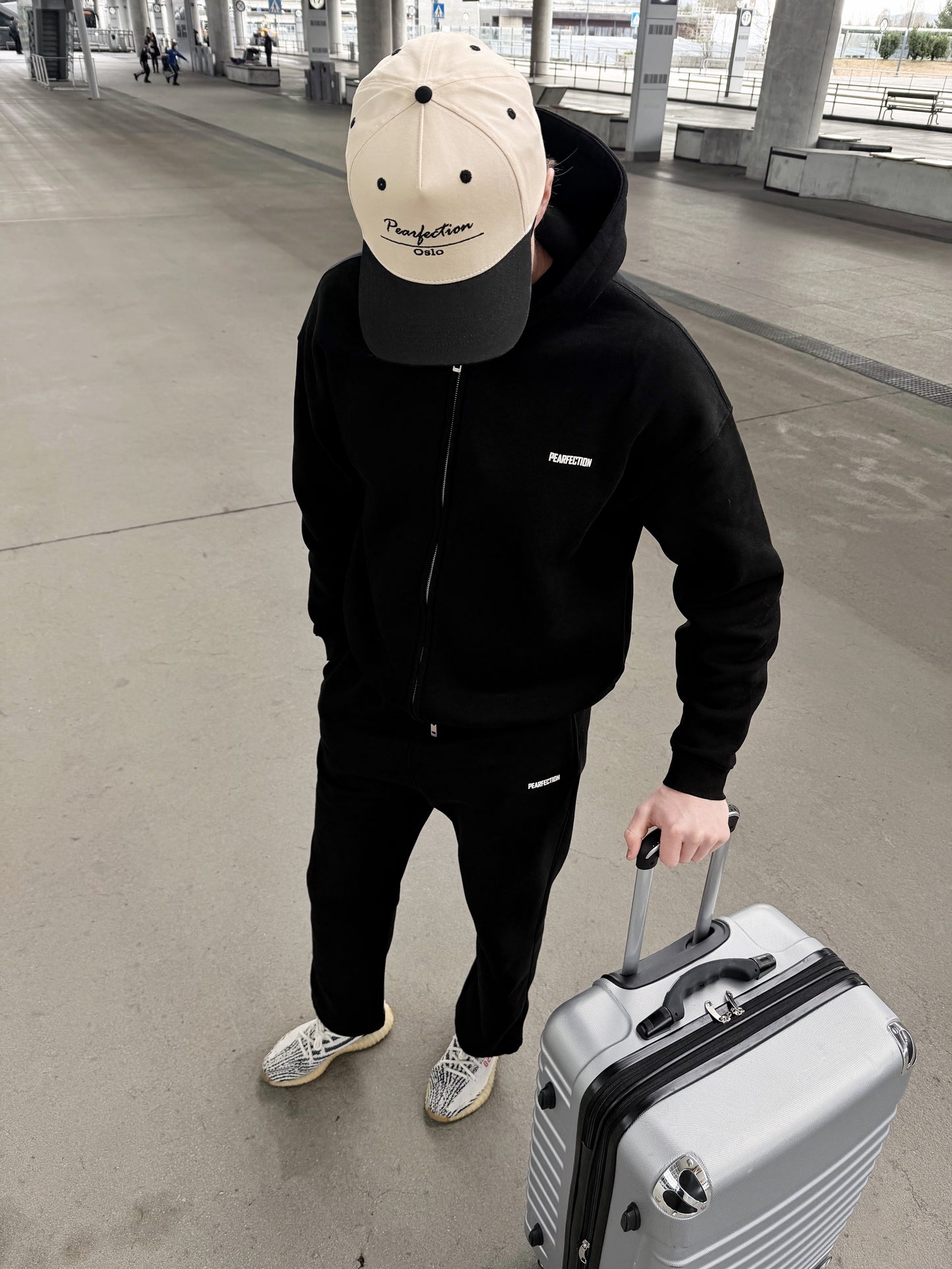 The Traveller - Black
