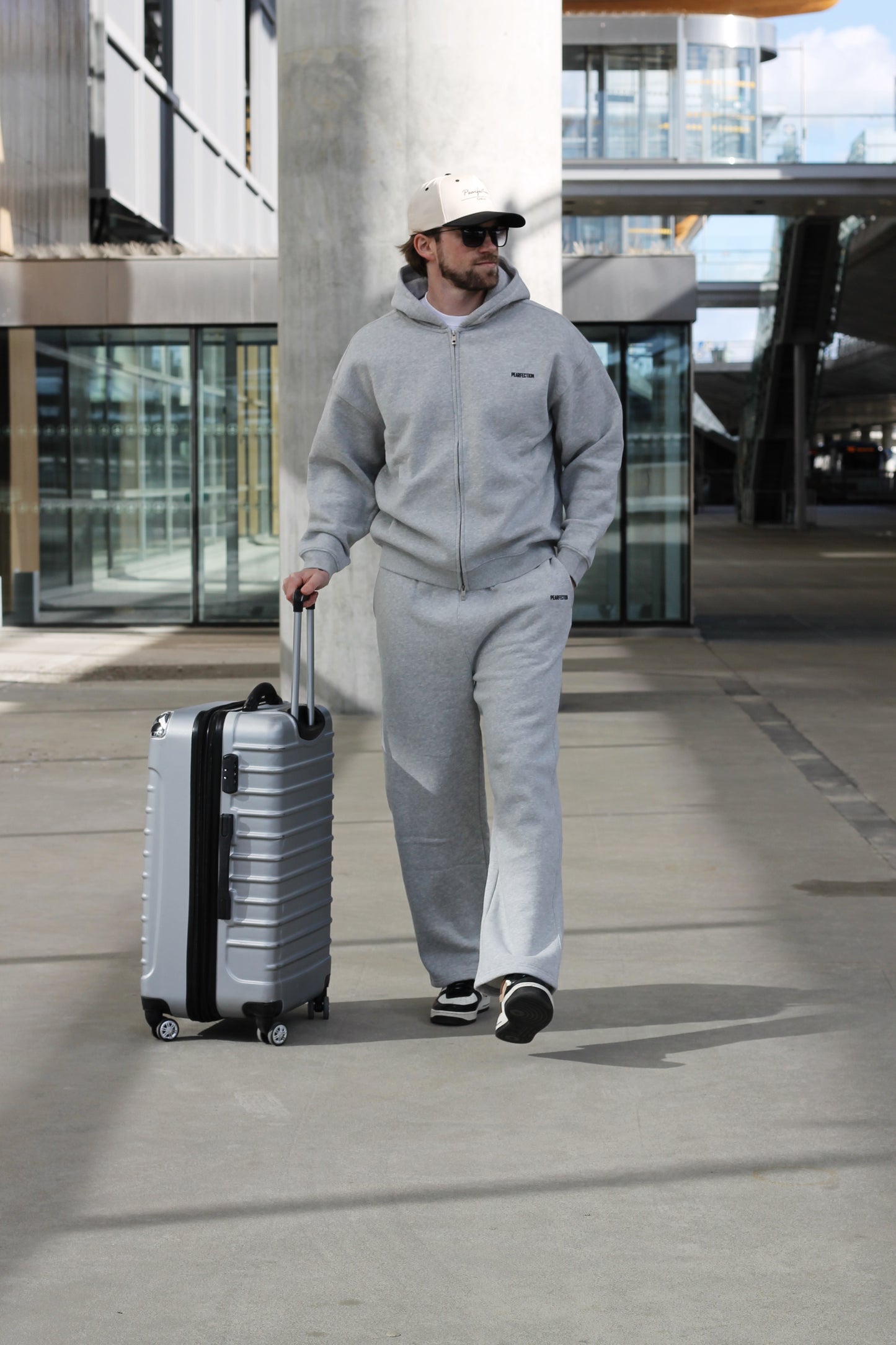 The Traveller - Grey