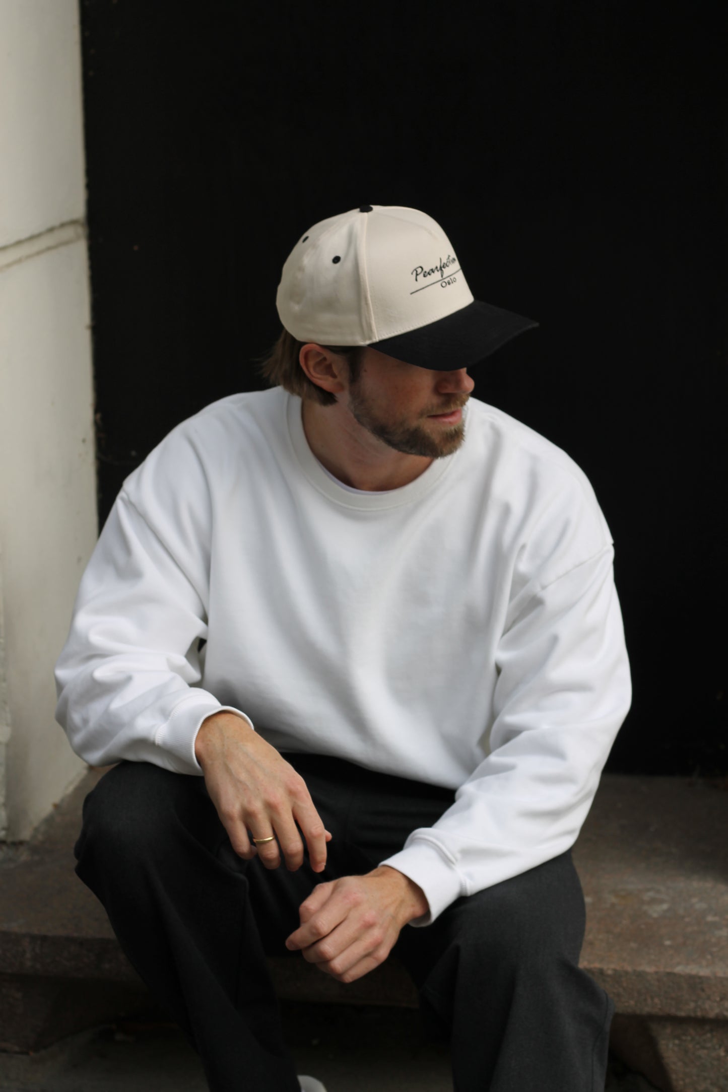 The Oslo Snapback - beige/black