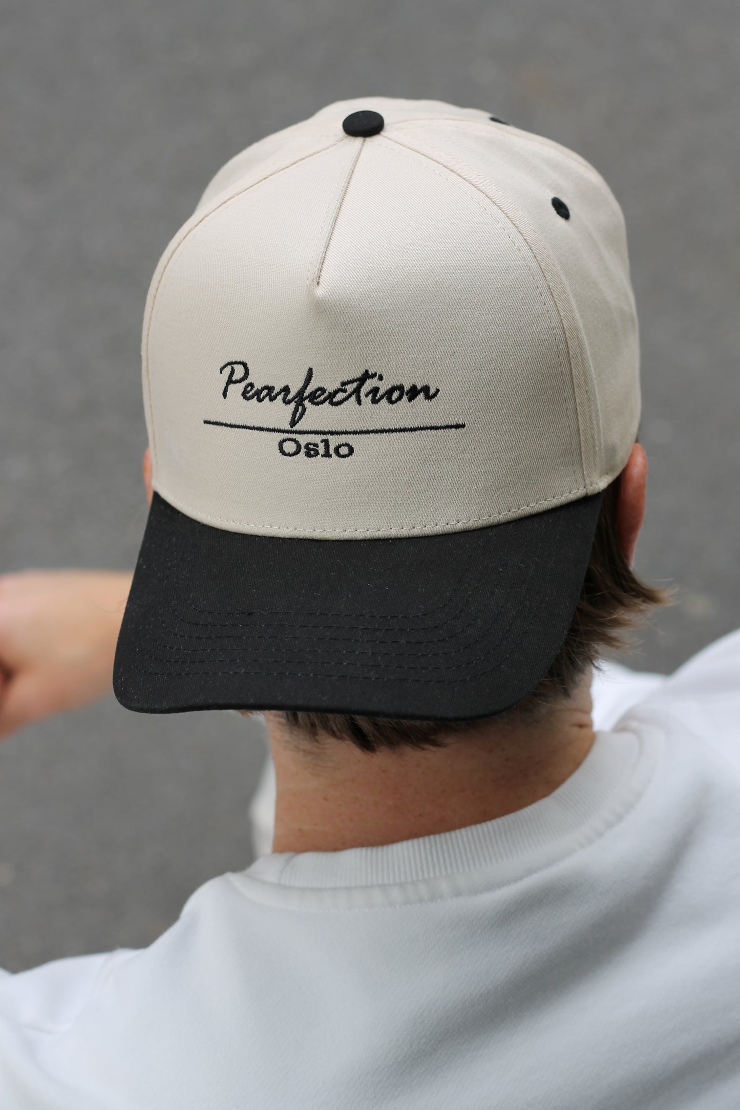 The Oslo Snapback - beige/black